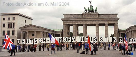 Fotos der Aktion am 8. Mai 2004 vor dem Brandenburger Tor in Berlin